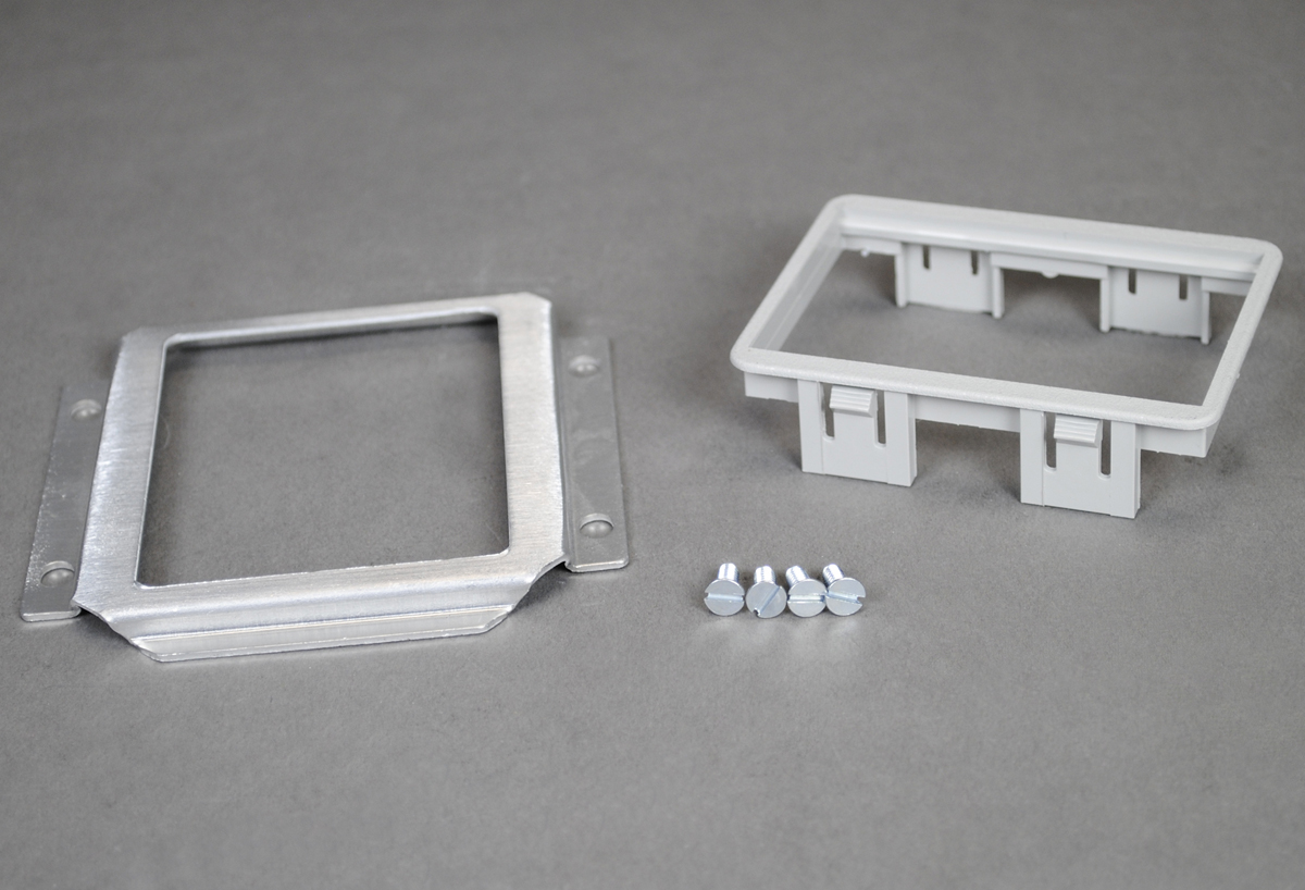 Faceplate with 6a mini adapter for Wiremold Open System CM2 communication modules. Anodized Aluminum