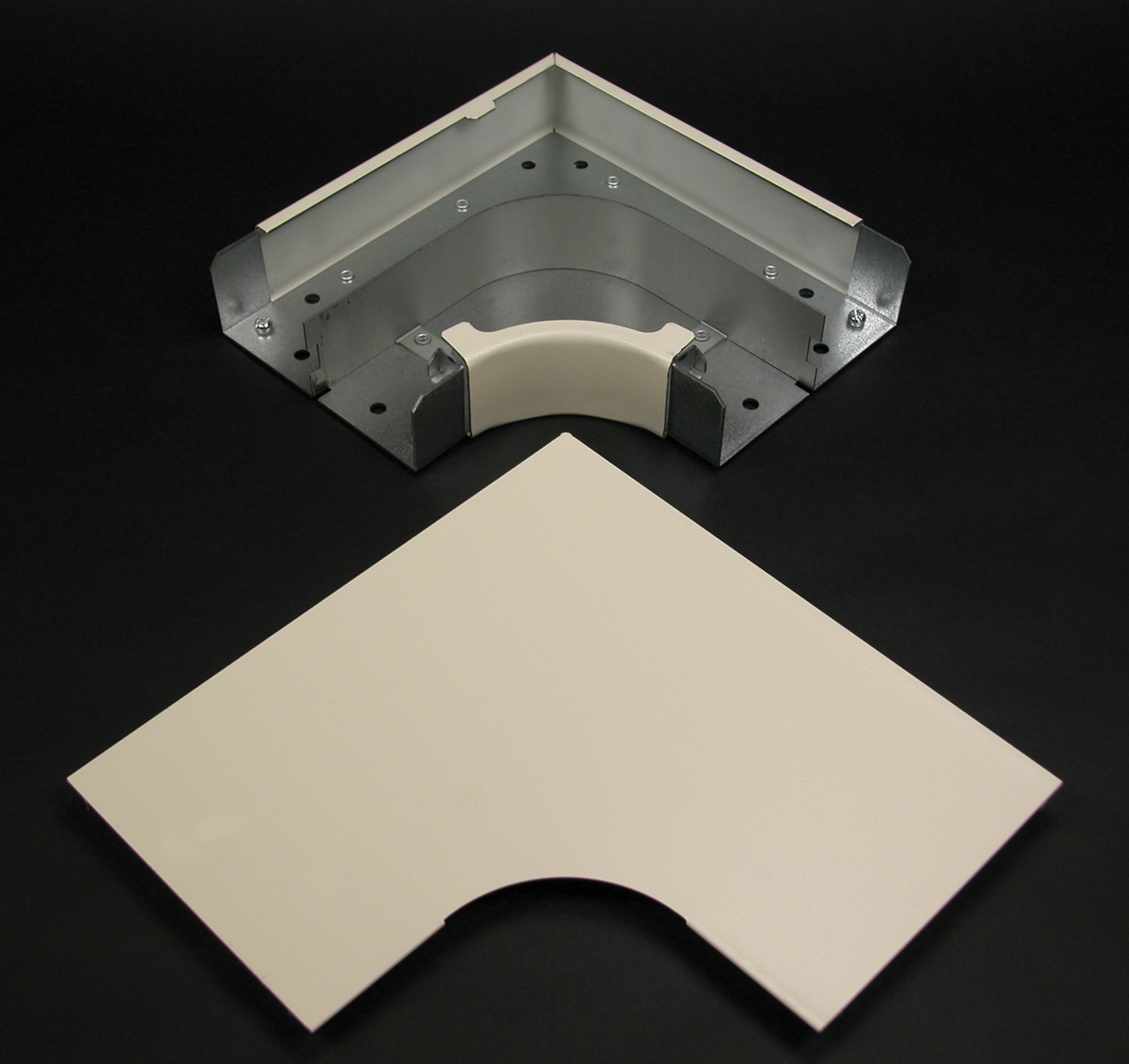 Full capacity 90 degree flat corner used in divided or undivided applications. Provides 2" (51mm) bend radius control for UTP, STP and fiber optic installations. Ideal for new installation when the cable is lay-in or pull-through. Ivory