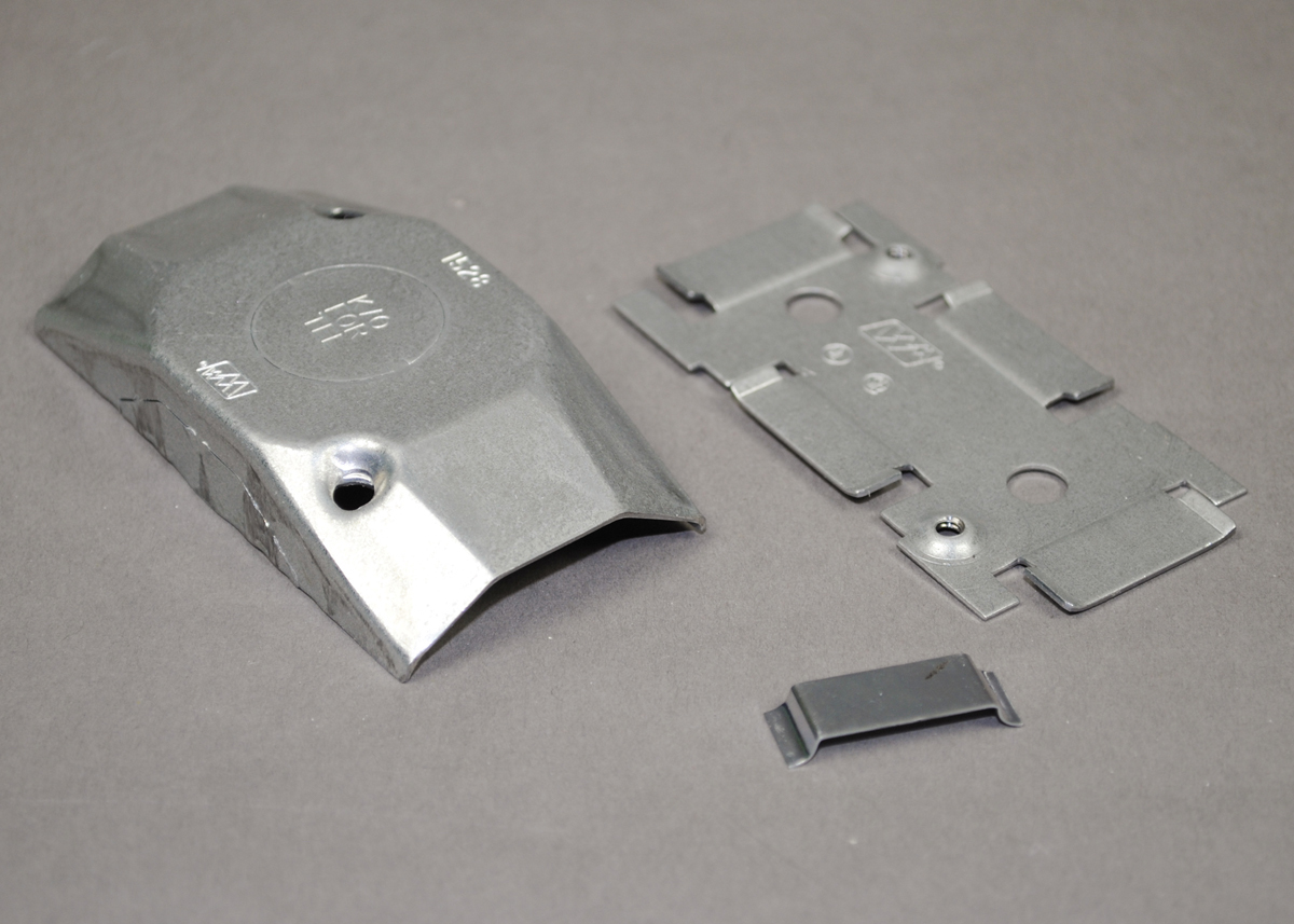 Product image for Wiremold 1528 3-1/4 x 1-21/32 x 5/8" Galvanized Steel 1-Channel Overfloor Raceway Utility Box