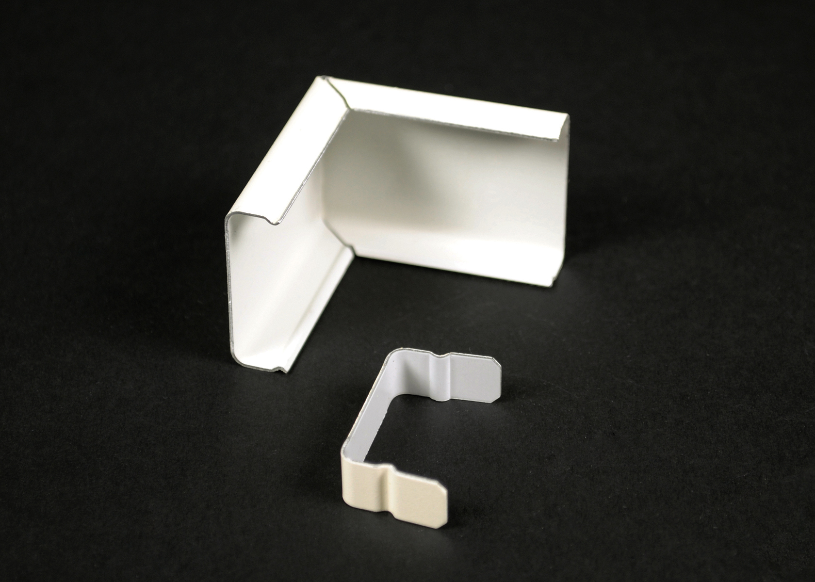 Product image for Wiremold V2018C 1-7/8" Ivory Steel External 1-Channel Elbow Cover