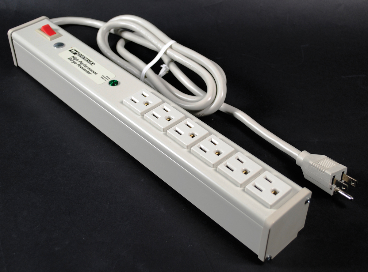 Product image for Wiremold M6S-15 15-1/4" NEMA 5-15 Plug Putty White Plug-In Outlet Center Unit