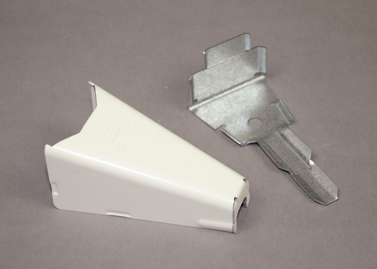 Product image for Wiremold V1517B 2-16/16" Ivory Steel 1-Channel Raceway Adapter