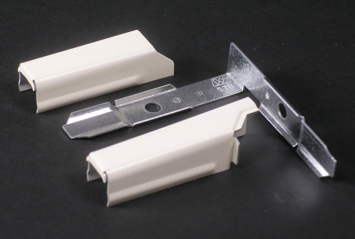 This ivory fitting allows 500 or 700 Series raceway to make 90 degree twist with a 90 degree right hand turn. An example of this would be a transition from a sidewall to the edge of a door or window trim. A twistout in the cover allows the part to adapt from 500 to 700 Series Raceway. Finish - Ivory