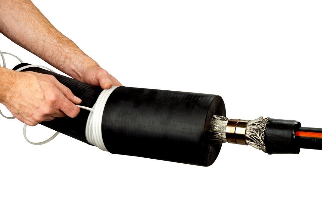 3M™ SJ Cold Shrink Foldback Splice Jacket Kit is designed to offer a tight seal jacket over cable splices installed on jacketed concentric neutral and other types of jacketed power cable. The kit includes a folded back, tubular rubber sleeve and Scotch® Rubber Mastic Tape. The versatile 1 piece design makes installation easy.